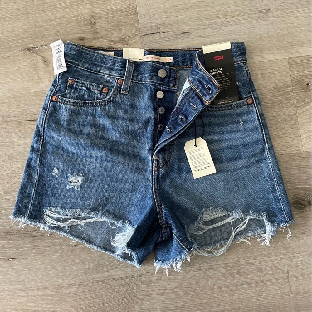 Brand New Levi’s Ribcage Jean Shorts Size 27
